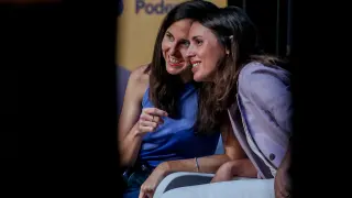 La secretaria general de Podemos y ministra de Derechos Sociales y Agenda 2030 en funciones, Ione Belarra, y la ministra de Igualdad en funciones, Irene Montero, conversan durante un acto de Podemos, en el Teatro Fernand