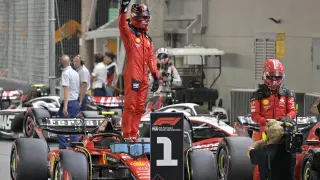 Formula One F1 - Singapore Grand Prix - Marina Bay Street Circuit, Singapore - September 16, 2023 Ferrari's Carlos Sainz Jr. celebrates qualifying in pole position REUTERS/Caroline Chia