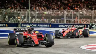 Los ferraris de Carlos Sainz (a la izquierda) y Charles Leclerc, en acción en el Gran Premio de Fórmula 1 celebrado en Singapur