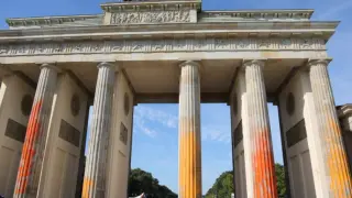 La Puerta de Brandeburgo manchada de pintura naranja