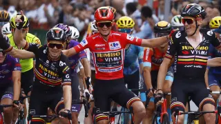El ciclista Sepp Kuss celebra su triunfo en la Vuelta a Espana