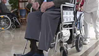 Un anciano en silla de ruedas, en una residencia aragonesa.