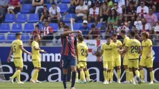 Martos se seca el sudor de la cara tras uno de los dos goles recibidos ante el Villarreal B.