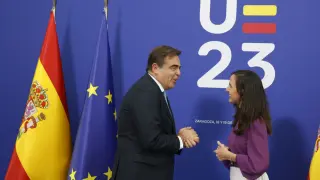 La ministra en funciones Ione Belarra recibe en Zaragoza al vicepresidente de la Comisión Europea, Margaritis Schinas.