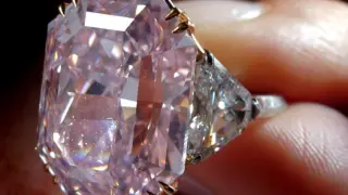 Una empleada muestra un diamante de color rosa intenso, en Ginebra.