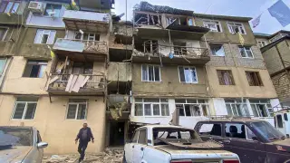 Daños a edificios residenciales y vehículos en Stepnakert, Nagorno-Karabaj.