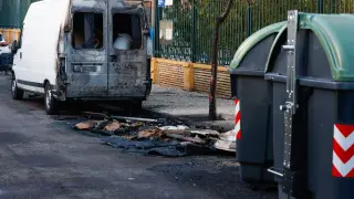 Daños ocasionados tras la quema de contenedores en el barrio Oliver de Zaragoza.