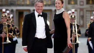 Hugh Grant y Anna Elisabet Eberstein llegan al Palacio de Versalles.