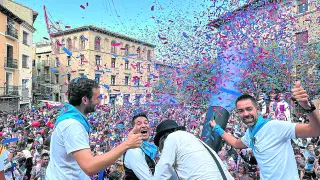 Lluvia de confetis con el alcalde de Monzón, el concejal de fiestas y el mago Civi Civiac