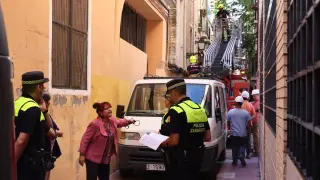 María del Carmen Giménez explica su situación a la Policía Local.