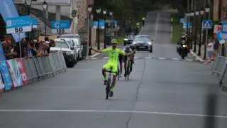 Pablo Ara celebra su triunfo de etapa en la Volta a Galicia.