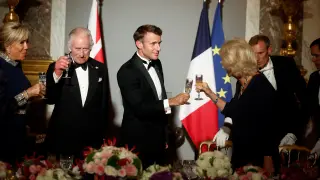 Versailles (France), 20/09/2023.- French President Emmanuel Macron (2-R) and Britain's King Charles III (2-L) toast with Brigitte Macron (L) and British Queen Camilla (R) at a state dinner in the Hall of Mirrors at the Palace of Versailles, in Versailles, near Paris, France, 20 September 2023, on the first day of a state visit to the country. The British royal couple's three-day state visit was initially planned for March 2023 and postponed due to widespread demonstrations in France against the government's pension reforms. (Francia, Reino Unido) EFE/EPA/BENOIT TESSIER / POOL MAXPPP OUT FRANCE BRITAIN ROYALTY