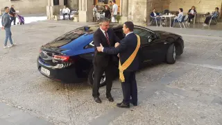 El alcalde de Alcañiz, Miguel Ángel Estevan, ha recibido a Manuel Blasco en la plaza de España.
