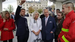 El rey Carlos III y la reina Camilla visitan el sitio de reconstrucción de Notre Dame