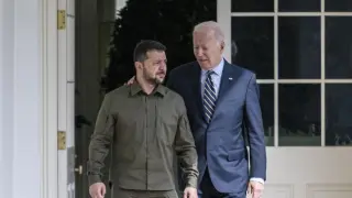 El presidente ucraniano Volodymyr Zelenski camina con el presidente estadounidense Joe Biden.