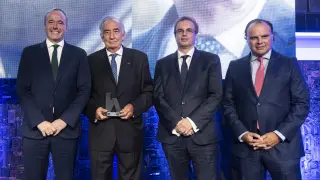 Jorge Azcón, Francisco Serrano y Fernando de Yarza López-Madrazo entregaron el Premio HENNEO a Amado Franco