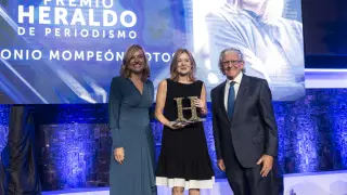 La ministra Pilar Alegría y Fernando de Yarza entregaron a la periodista Pepa Fernández el Premio Mompeón-Motos de Periodismo.