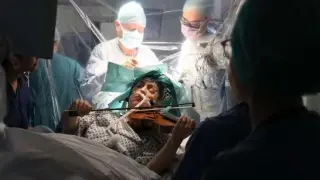 Mujer tocando el violín mientras se somete a una cirugía cerebral.