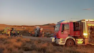 Los bomberos de la DPT durante las tareas de excarcelación del ocupante de la furgoneta