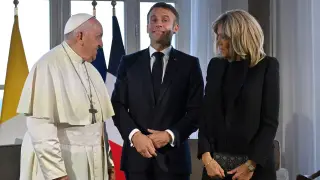 El Papa junto a Emmanuel Macron .