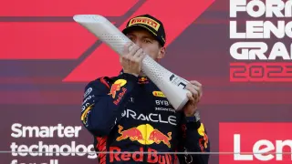 El belga Verstappen, besando el trofeo diseñado por un aragonés.