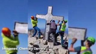 Desmontaje de la cruz del Aneto