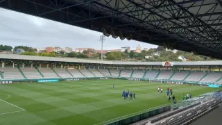 Los jugadores del Racing de Ferrol y del Real Zaragoza, hora y media antes del inicio del partido de este lunes en el estadio de A Malata.