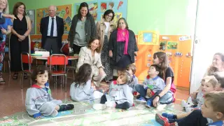 La alcaldesa de Zaragoza, Natalia Chueca, este lunes en el colegio Buen Pastor de Torrero.
