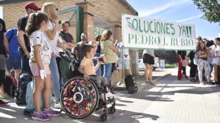 Concentración de protesta a las puertas del colegio Pedro J. Rubio de Huesca por la falta de auxiliares de educación especial.