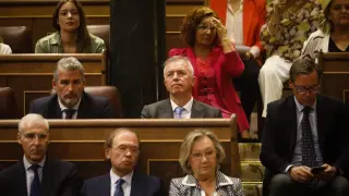 Los senadores aragoneses del PP Javier Campoy y Luisa Fernanda Rudi, durante el discurso de investidura de Alberto Núñez Feijóo.