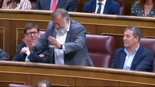 El diputado del PSOE por Teruel votó "sí" a la investidura de Núñez Feijóo, aunque se corrigió instantes después.