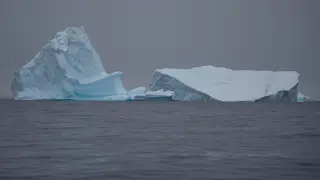 Un iceberg flota cerca de la isla Two Hummock, Antártida.