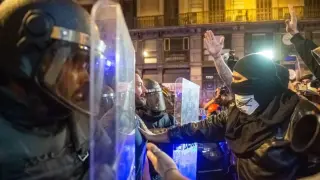 Pelea entre un simpatizante de la independencia y uno contrario durante la sentada pacifica de Arran en la calle Laietana (Barcelona) en octubre de 2019.