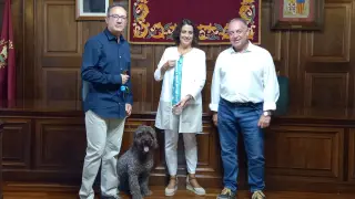 La alcaldesa de Teruel, Emma Buj, recibe en el Ayuntamiento a Kerchak y su dueño Francisco