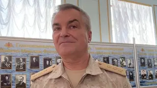 El almirante Viktor Sokolov, comandante de la Flota rusa del Mar Negro, habla con periodistas durante una entrevista en una instalación deportiva militar en Sebastopol, Crimea.