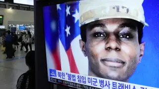 Una pantalla de televisión muestra una imagen de archivo del soldado estadounidense Travis King.
