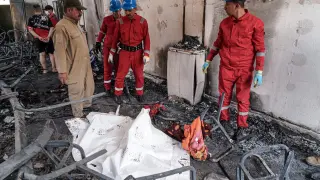Miembros del equipo iraquí de rescate, en el establecimiento donde tuvo lugar el incendio.