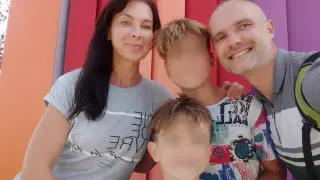 El militar ucraniano Denys en la visita a su mujer Olena Koval y sus dos hijos de 11 y 8 años que llevan año y medio en Zaragoza.