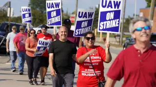 Piquete de trabajadores del UAW en huelga frente a una instalación de Stellantis en Center Line, Michigan, EE.UU.