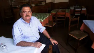 Emilio Lacambra en el interior de su casa de comida y santuario de rebeldías.