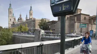Un termómetro marca 30 grados en Zaragoza.
