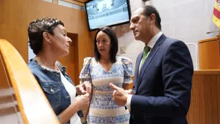 Carmen Susín, en el centro, conversa con dos diputados del Partido Popular este viernes en las Cortes