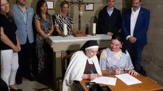 La superiora del convento, Sor María Gloria de Dios, y la alcalde de Huesca, Lorena Orduna, firman el acta del pago de 2023.