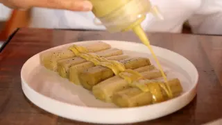 Puerros con vinagreta de mostaza y queso ahumado de La Clandestina
