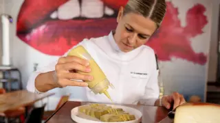 Susana Casanova prepara los puerros con vinagreta de mostaza en La Clandestina.