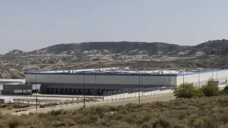 El cuarto centro logístico de Amazon en Zaragoza se acabó de construir hace un año en el polígono Centrovía de La Muela y desde entonces está a la espera de su apertura.