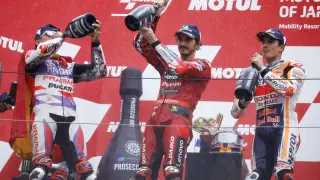 Jorge Martín, en el podio junto al italiano Francesco "Pecco" Bagnaia y Marc Márquez, tras la carrera GP en Motegi.