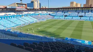 Los jugadores llegan a La Romareda, dos horas antes del inicio del partido Real Zaragoza-Mirandés de este domingo.