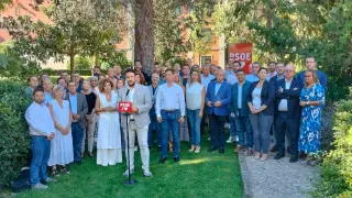 Foto de familia de los líderes provinciales del PSOE, con Mayte Pérez en primera fila, para escenificar el apoyo a la investidura de Sánchez.