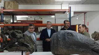 Blasco, segundo por la izquierda, junto a varios paleontólogos de la Fundación Conjunto Paleontológico Dinópolis, tras el cráneo original de un iguanodontio, que se muestra por primera vez.